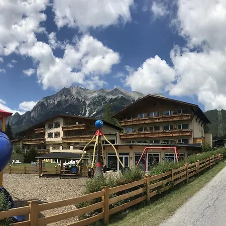 Hotel Kinderhotel Larchenhof 4*